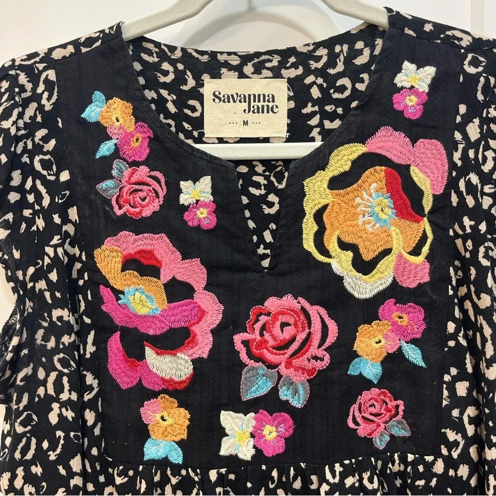 Savanna Jane Animal Print Boho Embroidered Top Blouse Size Medium Flutter Sleeve